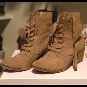 Women’s Roxy boots size 9